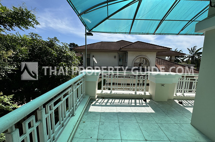 House with Shared Pool in Srinakarin 